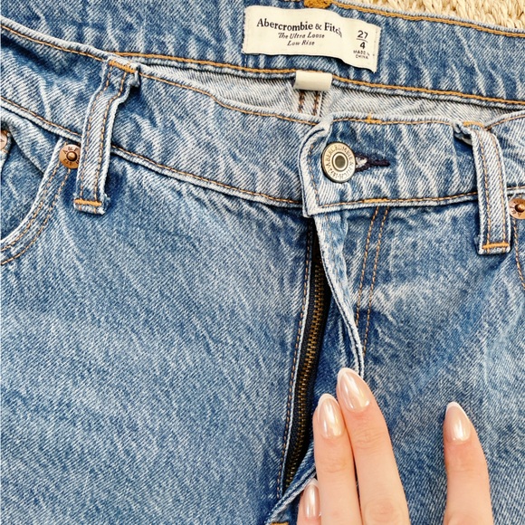 Abercrombie & Fitch Ultra Loose Low Rise Jeans - Picture 4 of 7